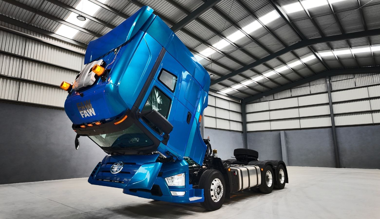 Camión de carga con motor Euro 6 de ELAM-FAW Trucks optimizando la eficiencia logística en carretera de México