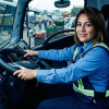 Mujer operadora de tractocamión en la cabina de una unidad ELAM-FAW Trucks, destacando la inclusión y tecnología en el transporte de carga.